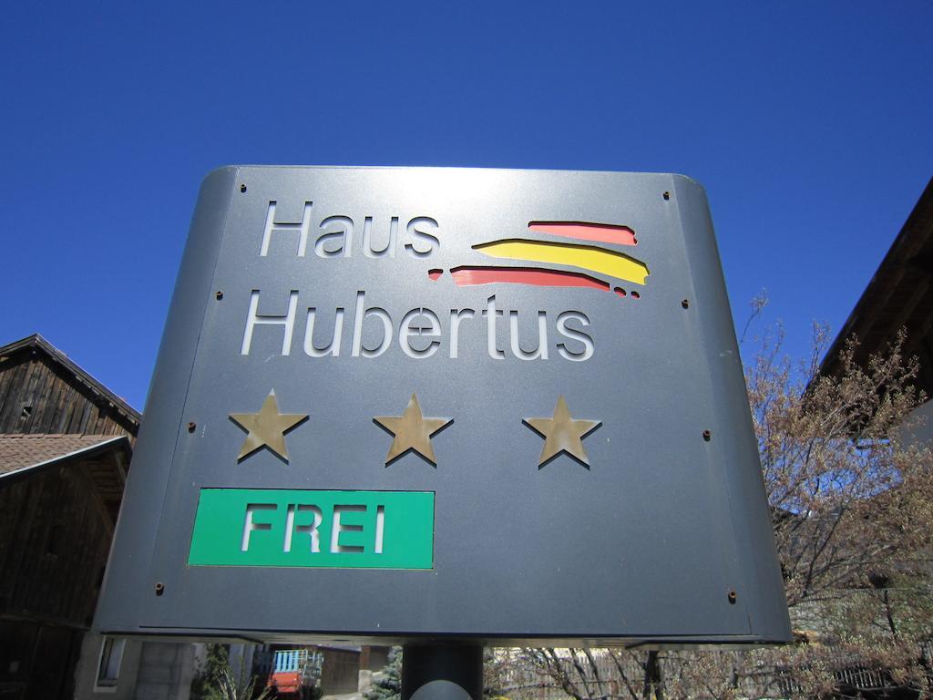 Aparthotel Garni Haus Hubertus Malles Venosta Eksteriør billede