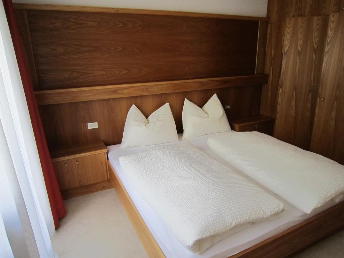Aparthotel Garni Haus Hubertus Malles Venosta Eksteriør billede